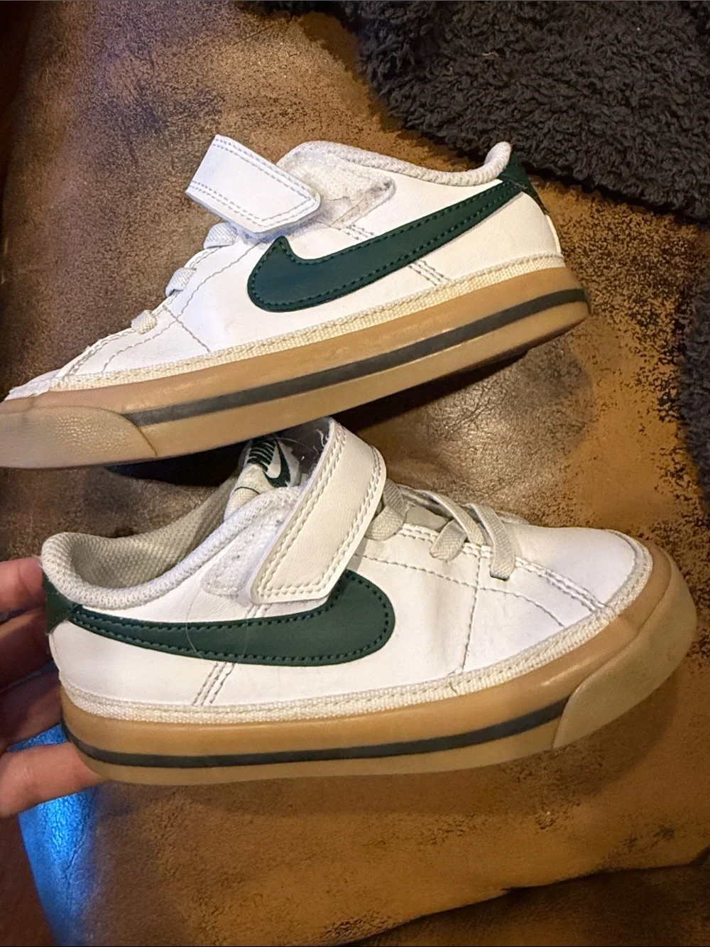 Toddler boys size 9c Nike White and Green Kids Velcro-Lace Sneakers